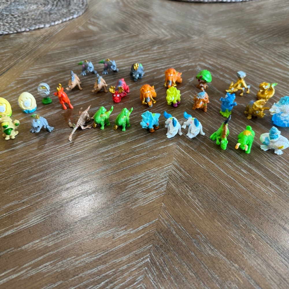 34 Zuru smashers Dino/zombie Mini figures collectible